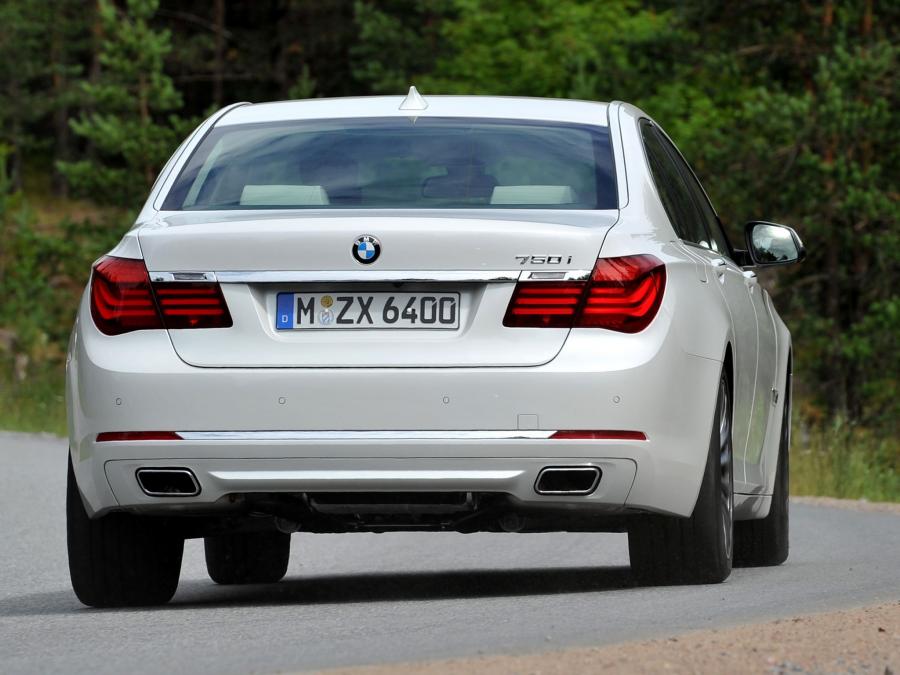  BMW 750i 2012 года  (фото 10 из 16)